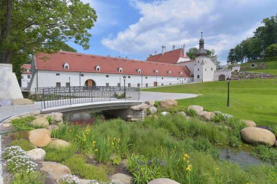 Schloss Thalheim Außenaufnahme mit Park