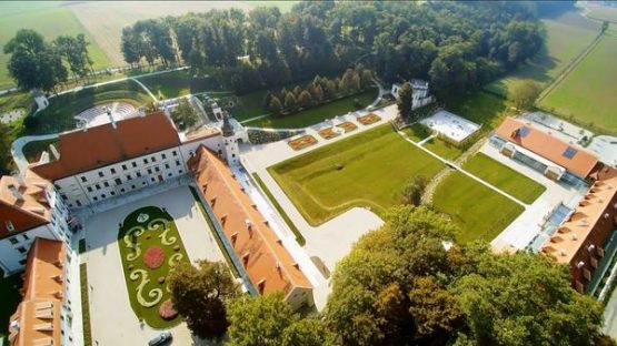 Schloss Thalheim Luftaufnahme mit Park