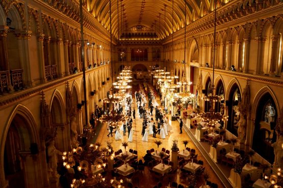 Blick von der Galerie auf Eröffnungspaare im Wiener Rathaus