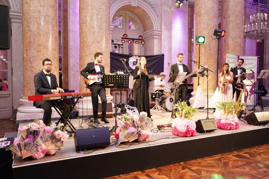Liveband am Dancer Against Cancer auf der Bühne im Zeremoniensaal