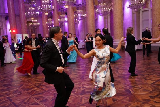 Tanzende Ballgäste beim Dancer Against Cancer im Zeremoniensaal der Hofburg