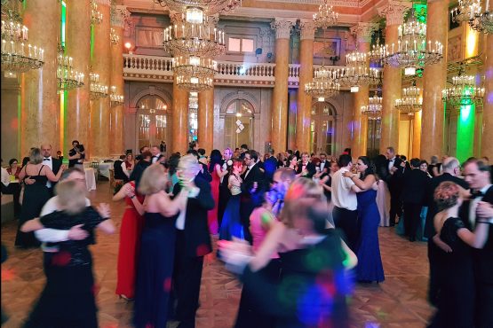 Tanzende Gäste in der Hofburg