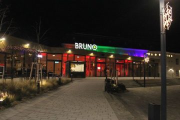 20201231 Bruno Aussen BRUNO Außenbereich beleuchtet bei Nacht