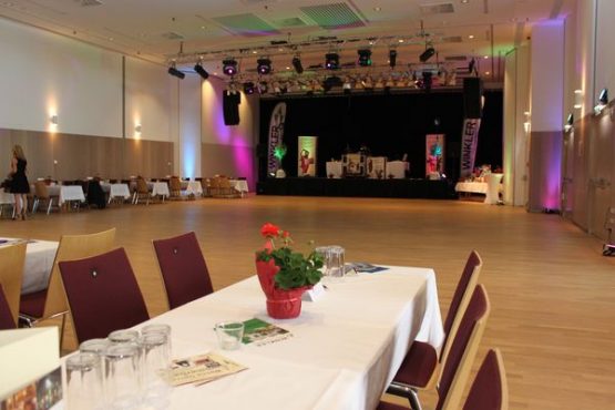 Bruno Festsaal Tanzfläche und Bühne