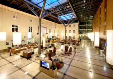 Jufa Wien City Hotel Atrium Abend Atrium des JUFA Wien City Hotels am Abend